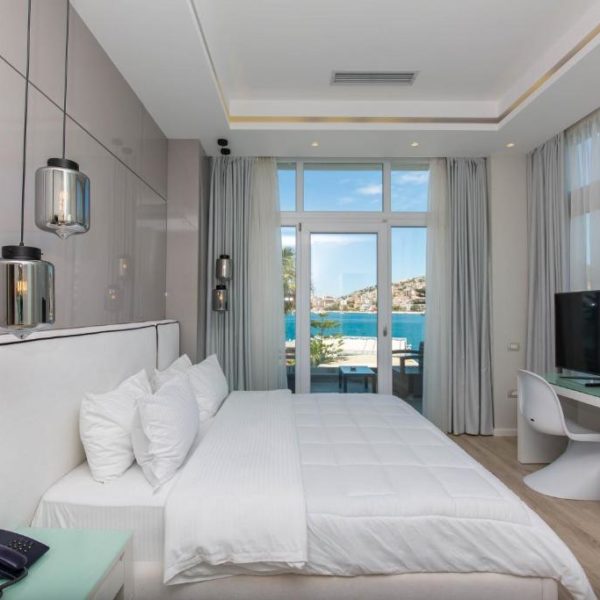 Demi Hotel