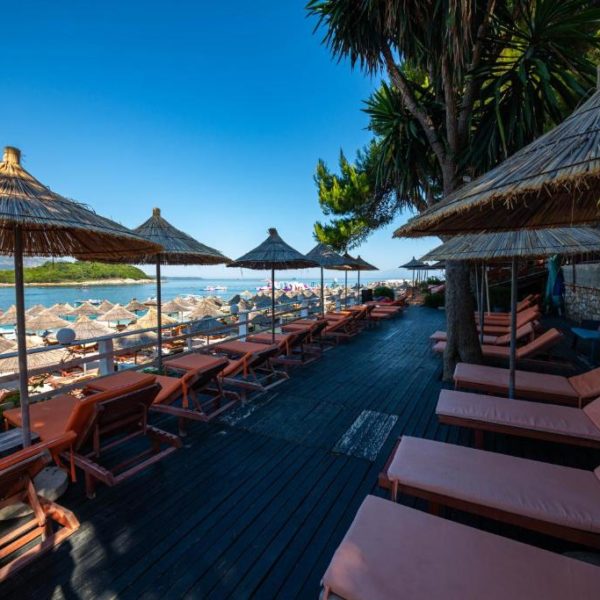 Hotel New Crystal with Private Beach