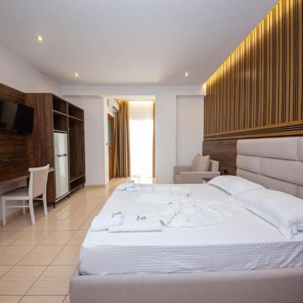 Hotel New Crystal with Private Beach