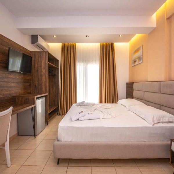 Hotel New Crystal with Private Beach