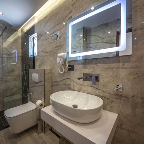 Hotel New Crystal with Private Beach