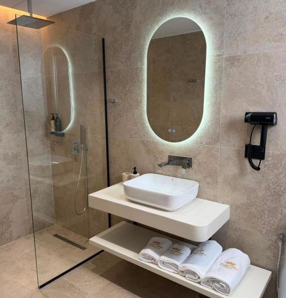 Queen Palace Luxury Hotel