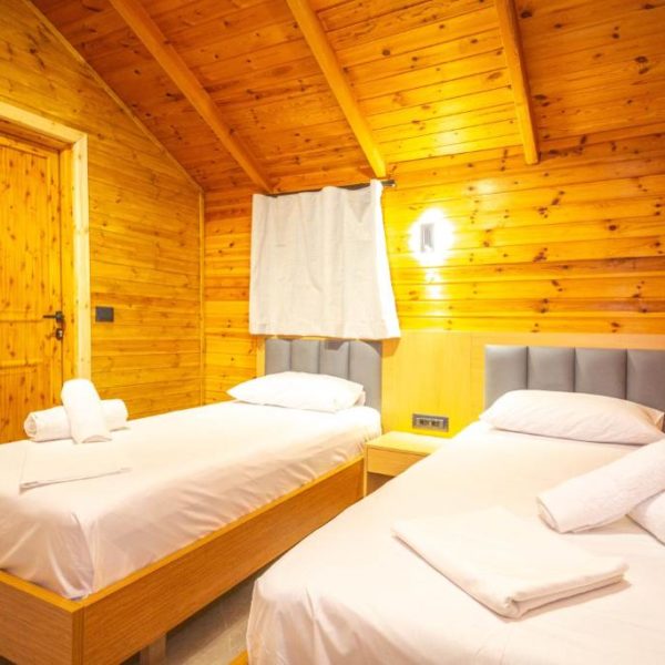 Lodges Shen Nikolla