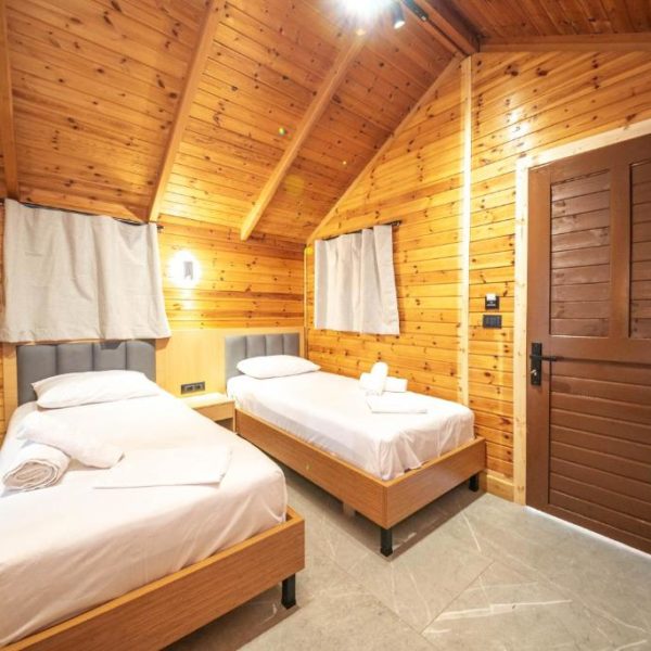 Lodges Shen Nikolla