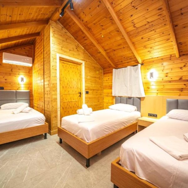 Lodges Shen Nikolla