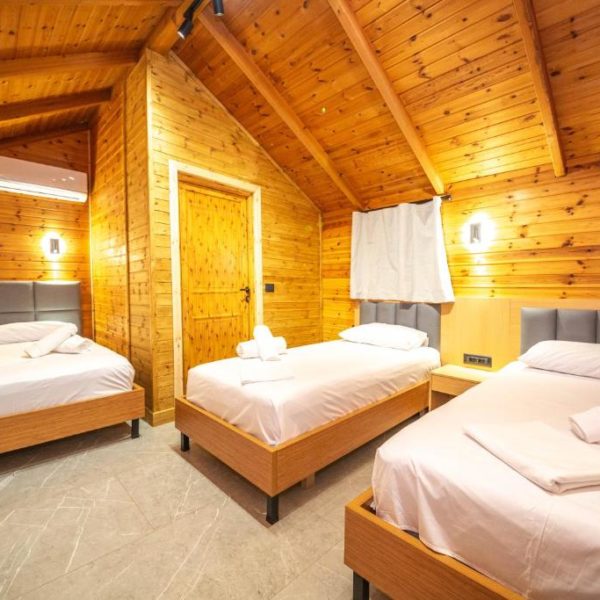 Lodges Shen Nikolla