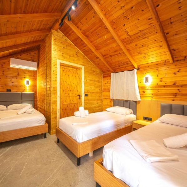 Lodges Shen Nikolla