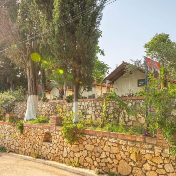 Lodges Shen Nikolla
