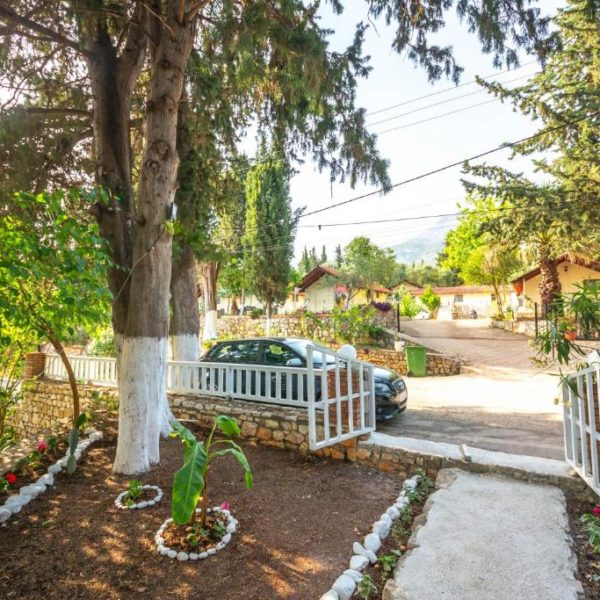 Lodges Shen Nikolla